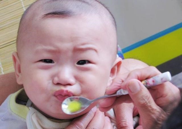 Pha loãng thuốc với nước trái cây giúp trẻ dễ uống
