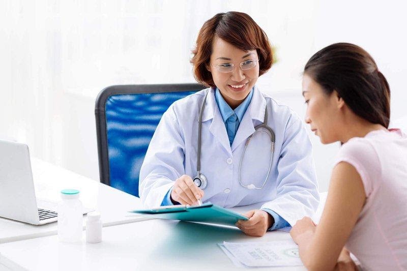 Bác sĩ sẽ kiểm tra sức khỏe toàn diện để tìm nguyên nhân sốt