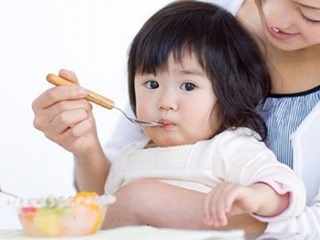 Cho trẻ ăn thức ăn lỏng, dễ tiêu