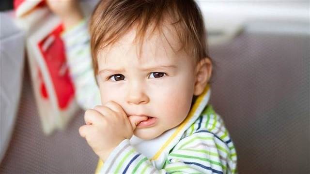 Thói quen mút tay có thể làm trẻ nhiễm vi khuẩn