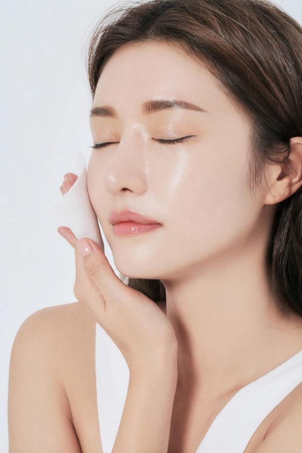 Dùng sữa dưỡng ẩm da mặt cho tuổi dậy thì