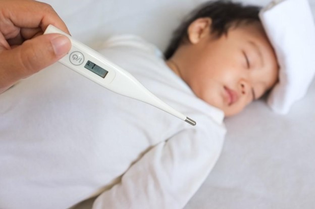Chăm sóc như thế nào khi trẻ bị sốt cao