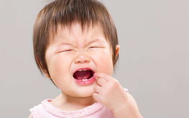 Trẻ mọc răng bị sốt