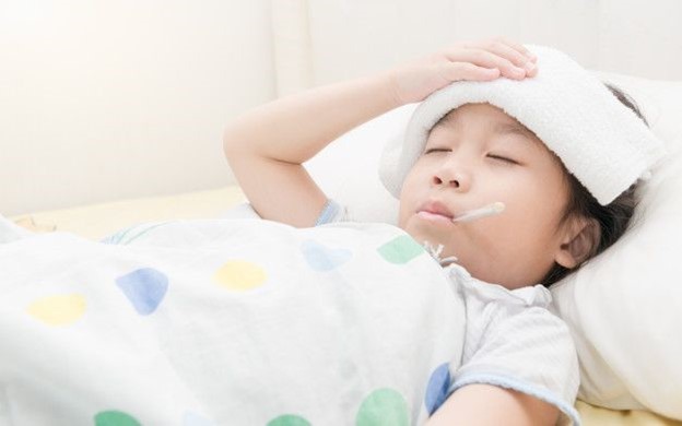 Khi trẻ tự nhiên bị sốt