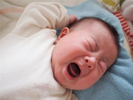 Trẻ hay giật mình khóc đêm
