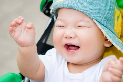 Bé mọc răng hay bị ngứa và có thể sốt nhẹ