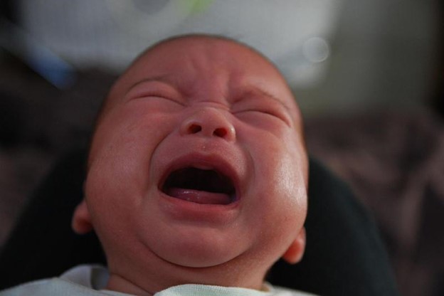 Bé thường quấy khóc ban đêm