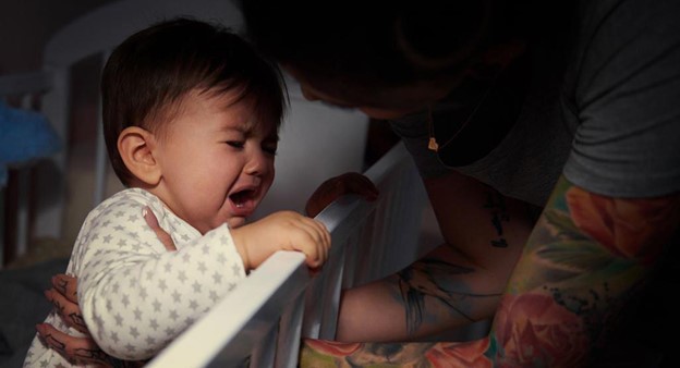 Trẻ nhỏ thường khóc đêm do đâu?