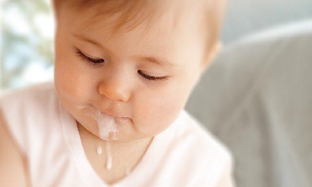 Trẻ nhỏ bị nôn và tiêu chảy
