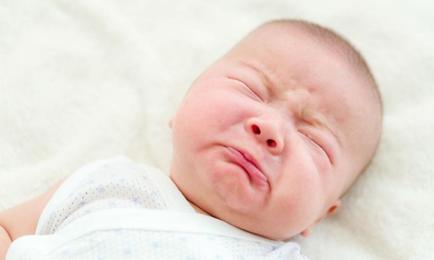 Lỗ mũi của trẻ bị đỏ, nở ra đây có thể là dấu hiệu thiếu khí
