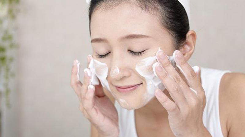 Sữa rửa mặt cho da dầu mụn nhạy cảm nên dùng khi nào?