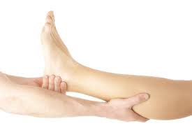 Chấm dứt tình trạng đau nhức chân bằng việc thăm khám và điều trị đúng cách