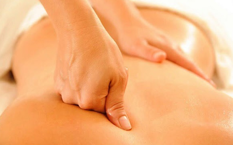 Xoa bóp giúp vai lưu thông máu tốt hơn, giảm bớt các cơn đau nhức tại khu vực này