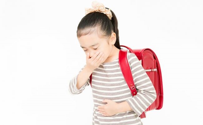 Trẻ đau bụng sốt đi ngoài do ăn uống nhiễm khuẩn