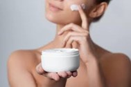 Sau Trị Mụn, Da Nhạy Cảm Nên Dùng Kem Gì?