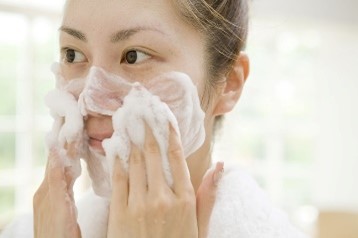 Vì Sao Nên Dùng Sữa Rửa Mặt Hada Labo Tạo Bọt?