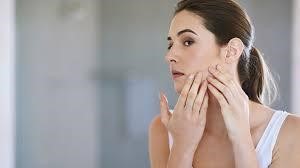 Tuyến dầu nhờn trên da xuất hiện nhiều sẽ gây ra tình trạng mụn ẩn