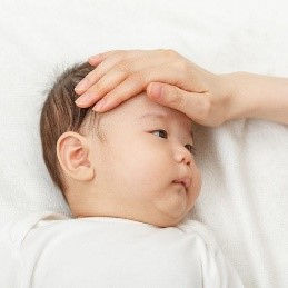 Bé hay bị sốt, bố mẹ nên làm gì?