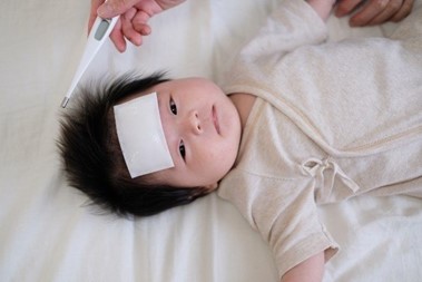 Trẻ tự nhiên bị sốt