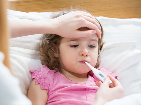 Mẹ cần làm gì khi trẻ sốt cao không hạ?