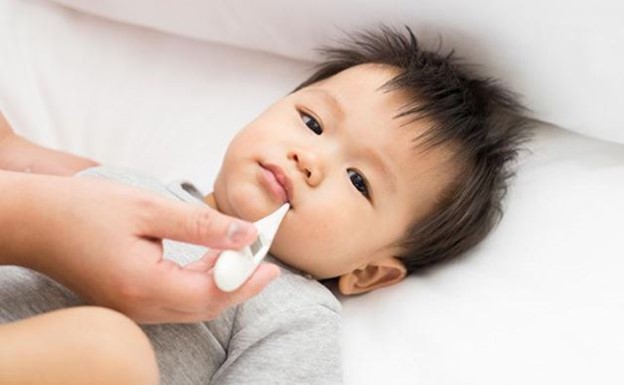 Trẻ nhỏ bị sốt kéo dài