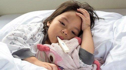 Khi trẻ bị sốt thì nên cho mặc đồ thoáng mát