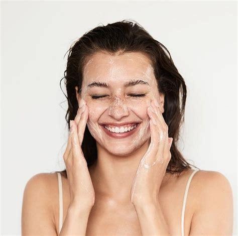 Làm sạch da với sữa rửa mặt chiết xuất tự nhiên