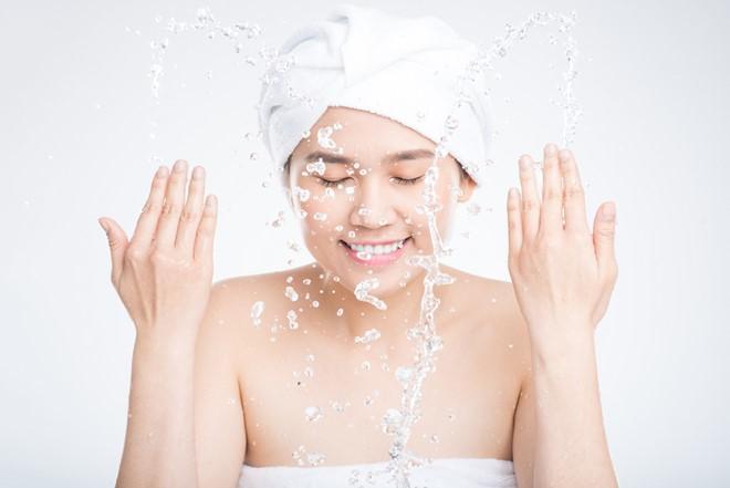 Sử dụng sữa rửa mặt cho da mụn nhạy cảm giúp loại bỏ bụi bẩn và dầu thừa có trên da
