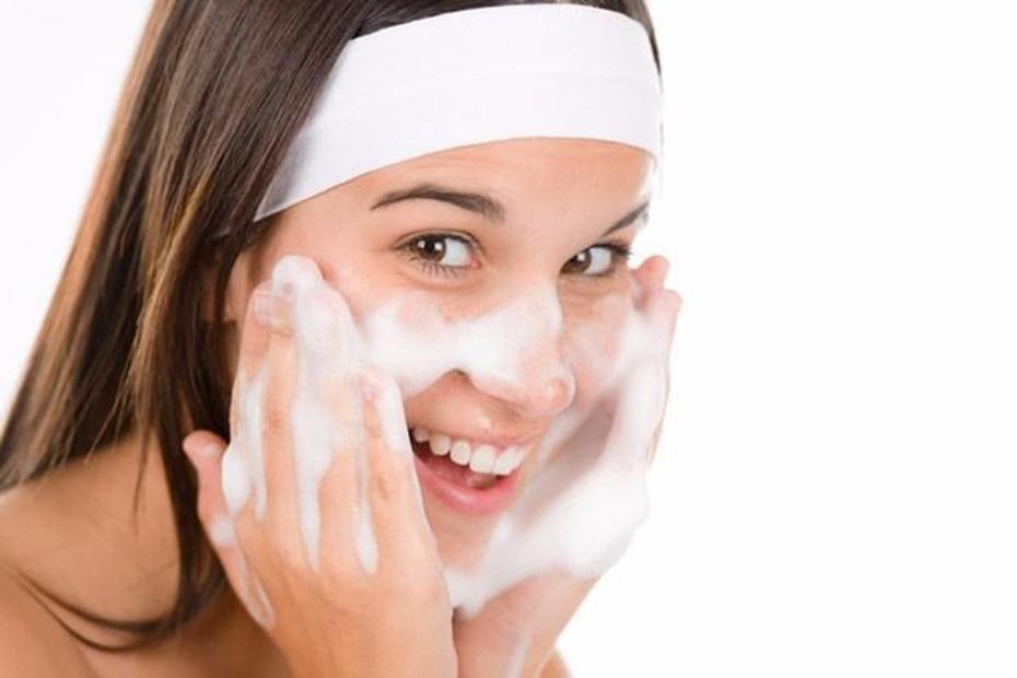 Nên sử dụng sữa rửa mặt 2 lần 1 ngày, vào buổi sáng và tối
