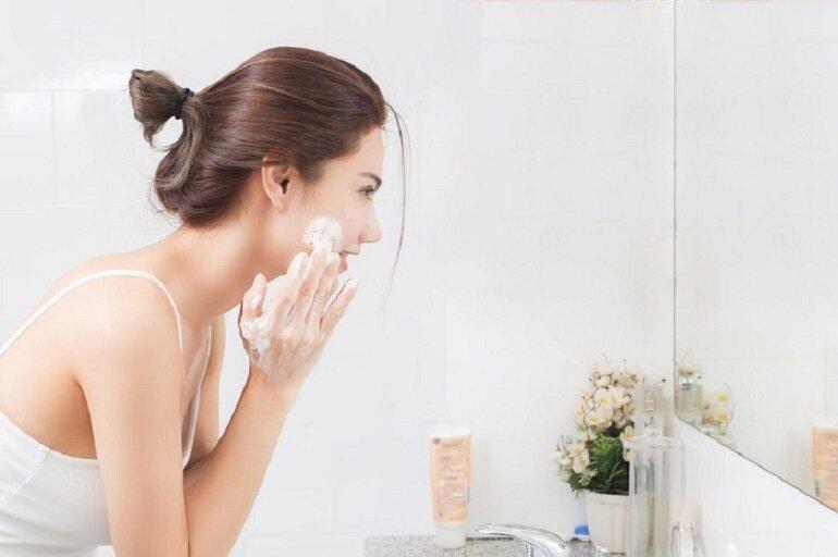 Các tiêu chí chọn lựa sửa rửa mặt cho da mụn nhạy cảm
