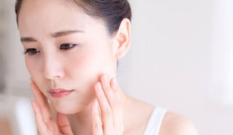 Cách dùng sửa rửa mặt cho da mụn nhạy cảm